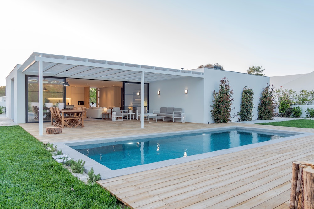 Les avantages et inconvénients des différents types de piscines : creusées, hors-sol et semi-enterrées