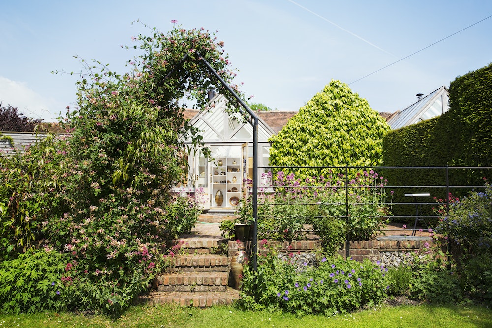 L'achat d'une pergola : une solution pour optimiser la connectivité de votre espace extérieur